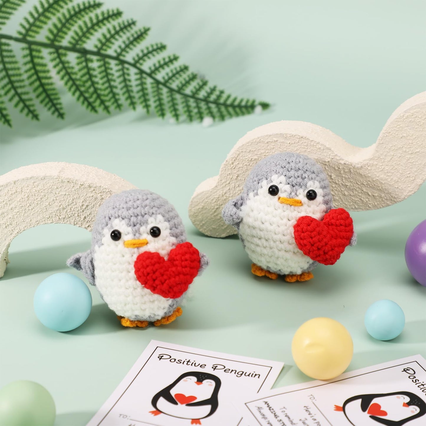 TOYMIS 2 Stück Positiver Herz Pinguin mit Karten, Gehäkelte Tierwollepuppe Gestrickter Positiver Pinguin mit Herz
