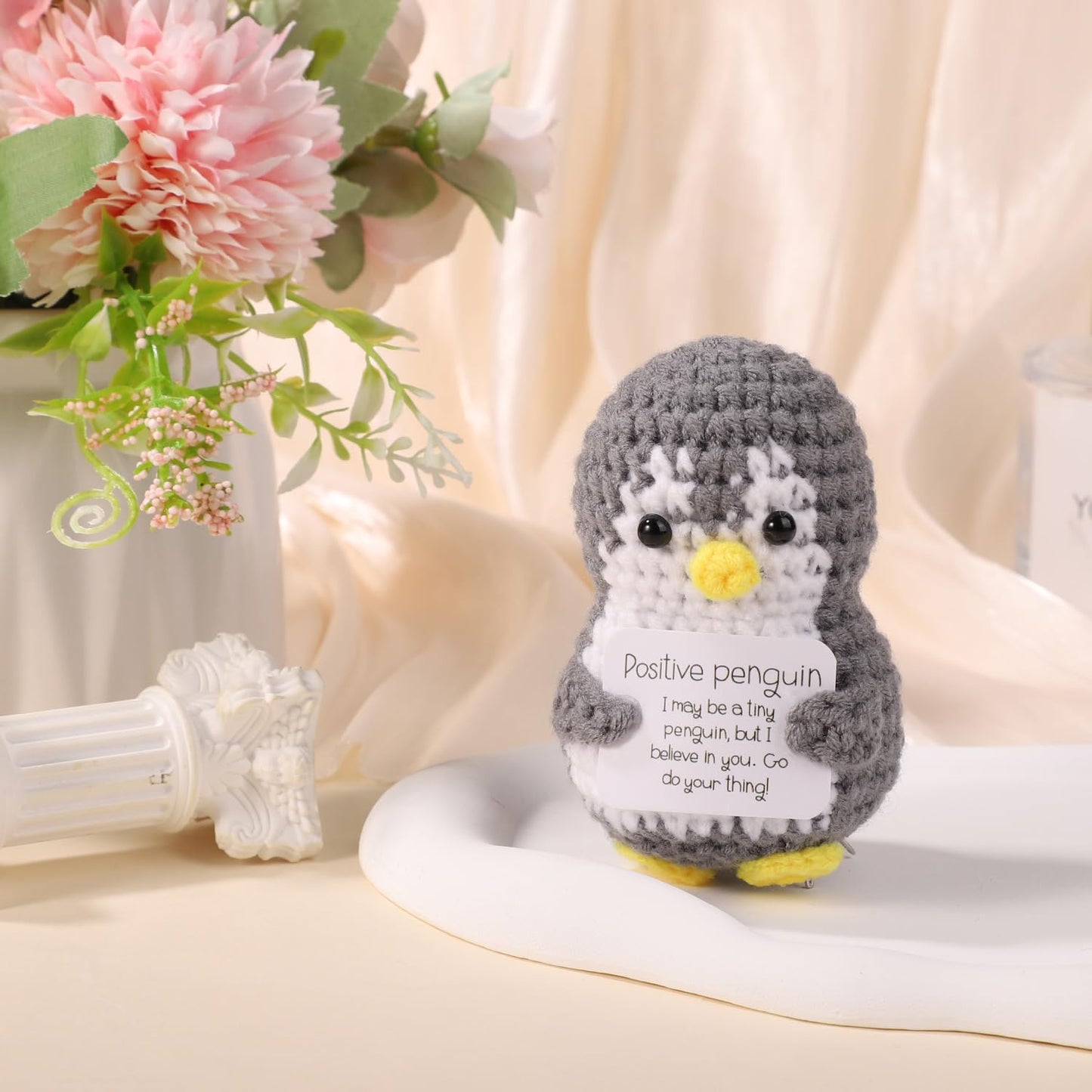 TOYMIS Lustiger Positiver Pinguin, 8cm Mini Süß Geschenke Taschen Dekorationen Puppe Gehäkelter Mit Karte Inspirierend