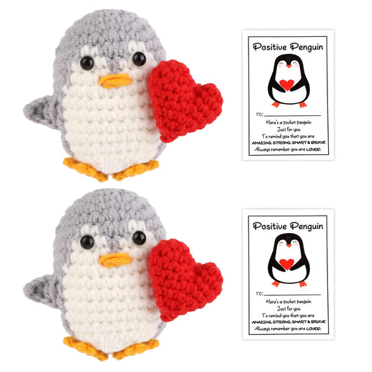 TOYMIS 2 Stück Positiver Herz Pinguin mit Karten, Gehäkelte Tierwollepuppe Gestrickter Positiver Pinguin mit Herz